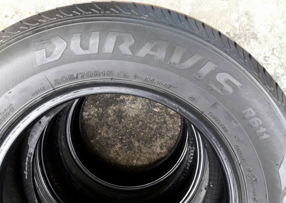 ยางรถยนต์มือสอง BRIDGESTONE รุ่น DURAVIS R611. 205 70R15 ปี2016 สภาพสวย ดอกเยอะ ใช้อีกยาวๆไม่แพง