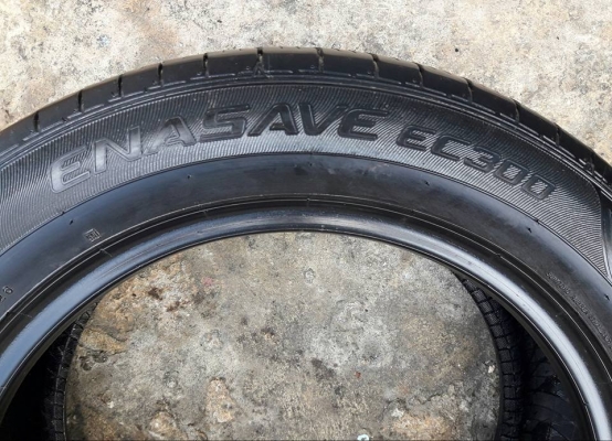 ยางรถยนต์มือสอง DUNLOP รุ่น ENASAVE EC300. 205 55R16สัปดาห์ที่23ปี2016 ลงพื้นปลายปี2016 สภาพสวยมากๆ 