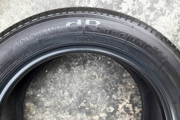 ขายยางรถยนต์มือสอง YOKOHAMA 205 55R16 สัปดาห์ที่33ปี2016 ลงพื้นปลายปี2016 สภาพสวยมากๆไร้ที่ติ ดอกเต็