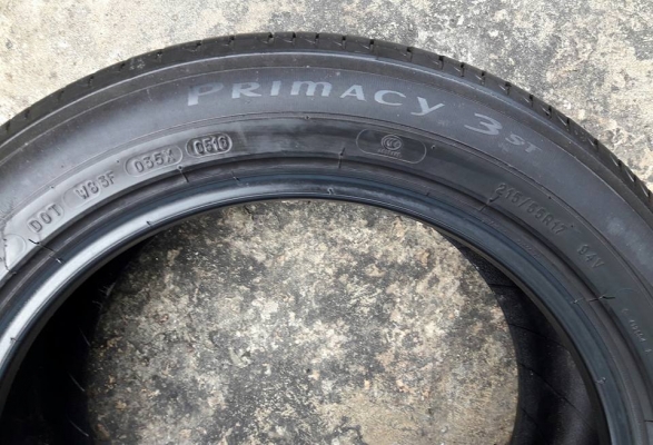 ยางมือสอง MICHELIN รุ่น PRIMACY.3ST 215 55R17 ปี2016 สภาพสวย ดอกยางเยอะคุ้มสุดๆใช้อีกยาวๆไม่แพง