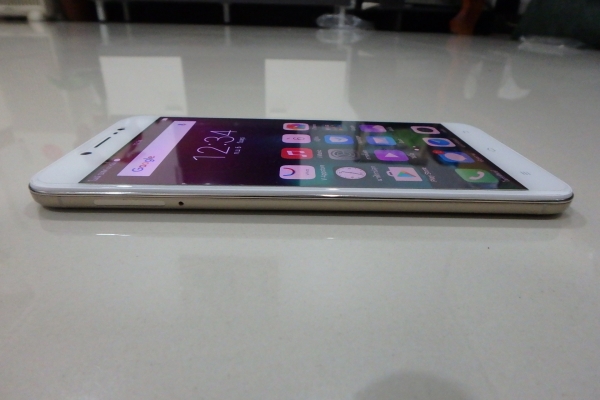 VIVO V5 Lite (1609) สีทอง ติดฟีล์มแล้ว สภาพใหม่ มีประกันศูนย์ถึง 22-4-61 ส่งฟรี