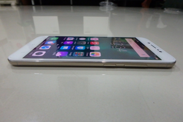 VIVO V5 Lite (1609) สีทอง ติดฟีล์มแล้ว สภาพใหม่ มีประกันศูนย์ถึง 22-4-61 ส่งฟรี VIVO V5 Lite (1609) สีทอง ติดฟีล์มแล้ว สภาพใหม่ มีประกันศูนย์ถึง 22-4-61 ส่งฟรี