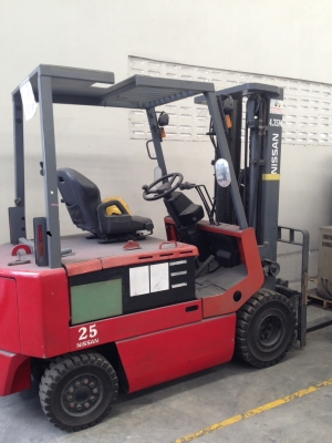 ขายรถ ForkLift ไฟฟ้า NISSAN Model QP02L25U ยก 2.5 ตัน สูง 4.75 เมตร มีสไลด์ชิพเลื่อนงาซ้ายขวา รถดีมากๆ สภาพ 80 \% พร้อมใช้งาน,ตู้ชาร์จแบต ขายถูก เพียง 220,000.-