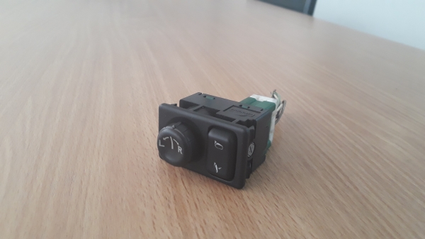 สวิทช์ปรับกระจกมองข้างไฟฟ้า ของรถ NISSAN ไม่ทราบรุ่น