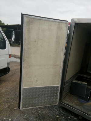 ตู้ฟีดประตู 3 บาน  ยาว 3.11 เมตร กว้าง 1.71 เมตร สูง 1.80 เมตร แซซซีตู้กว้าง 70 เซนติเมตร