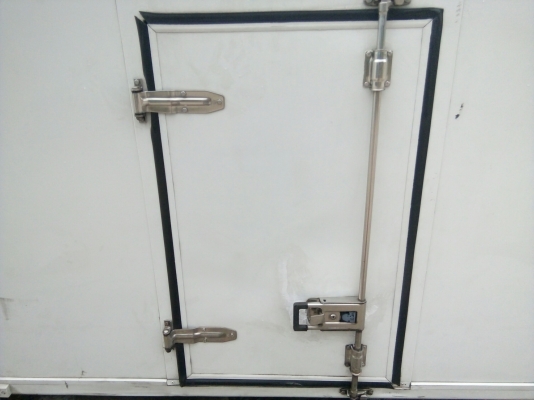 ตู้ฟีดประตู 3 บาน  ยาว 3.11 เมตร กว้าง 1.74 สูง 1.80 เมตร  แซซซีตู้กว้าง 83 เซนติเมตร