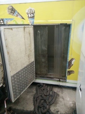 ตู้ฟีดประตู 3 บาน ยาว 3.10 เมตร กว้าง 1.70 เมตร สูง 1.90 เมตร แซซซีตู้กว้าง 73 เซนติเมตร