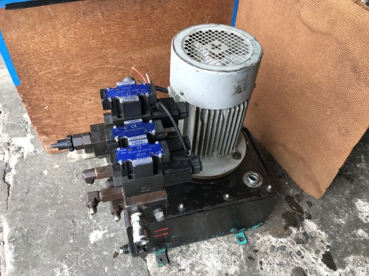 ขายชุดปั้มน้ำมันไฮโดรลิค ขนาด 3HP. 380V พร้อมวาล์วคอนโทรล 110vac 3ชุด สภาพสวย พร้อมใช้งาน