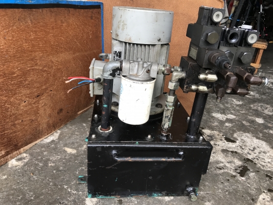 ขายชุดปั้มน้ำมันไฮโดรลิค ขนาด 3HP. 380V พร้อมวาล์วคอนโทรล 110vac 3ชุด สภาพสวย พร้อมใช้งาน