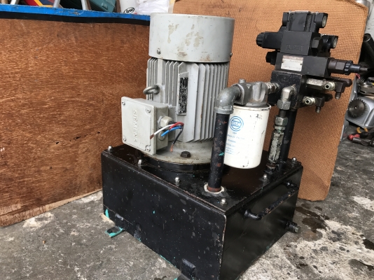 ขายชุดปั้มน้ำมันไฮโดรลิค ขนาด 3HP. 380V พร้อมวาล์วคอนโทรล 110vac 3ชุด สภาพสวย พร้อมใช้งาน