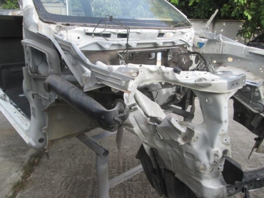 หัวเก๋งออนนิวแค็ป ชนด้านหน้า กระจกหน้าไม่แตก