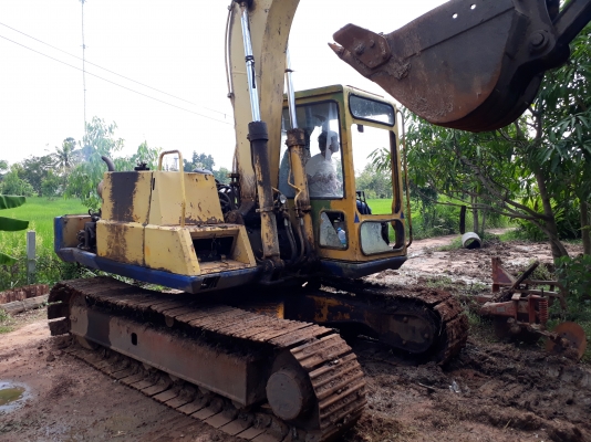 ขายด่วน KOMATSU PC120-3 สภาพพร้อมใช้งาน เครื่ิงปั้มดี โซ่ช่วงล่างพร้อมทำงาน สนใจโทรสอบถาม 093-0764943  088-3223272  K ตั้ม