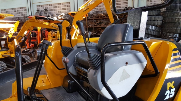 ขาย รถขุด KOMATSU รุ่น PC25-1- มือสองญี่ปุ่น แทรกเหล็ก สลัก บูทเอวแน่น 100\% มือถือ 0818753444  สอบถามเพิ่มเติมได้ที่ http://line.me/ti/p/mFkzr50JVd