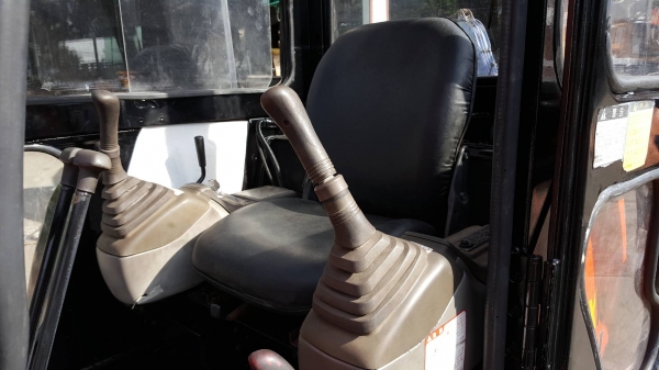 ขาย รถขุด HITACHI รุ่น EX35-2-มือสองญี่ปุ่น แทรกเหล็ก สลัก บูทเอวแน่น 100\% มาพร้อม หัวเก๋ง สวยพร้อมใช้งาน มือถือ 0818753444  สอบถามเพิ่มเติมได้ที่ http://line.me/ti/p/mFkzr50JVd