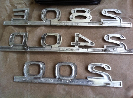 ตัวอักษรติดฝากระโปรงหลัง BENZ w123