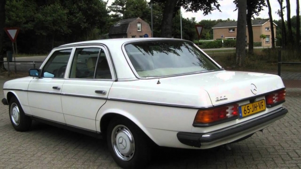 ตัวอักษรติดฝากระโปรงหลัง BENZ w123