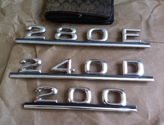 ตัวอักษรติดฝากระโปรงหลัง BENZ w123