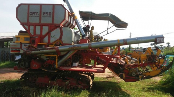 ขายรถเกี่ยวศักดิ์พัฒนา km48เครื่อง230เทอร์โบว์ ช่วงล่าง12ปั๊ม23สภาพพร้อม