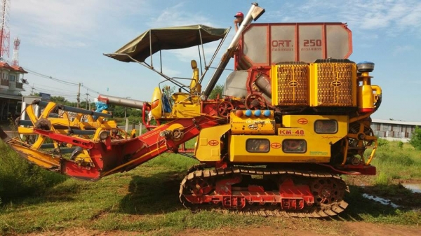 ขายรถเกี่ยวศักดิ์พัฒนา km48เครื่อง230เทอร์โบว์ ช่วงล่าง12ปั๊ม23สภาพพร้อม