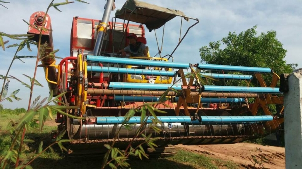 ขายรถเกี่ยวศักดิ์พัฒนา km48เครื่อง230เทอร์โบว์ ช่วงล่าง12ปั๊ม23สภาพพร้อม