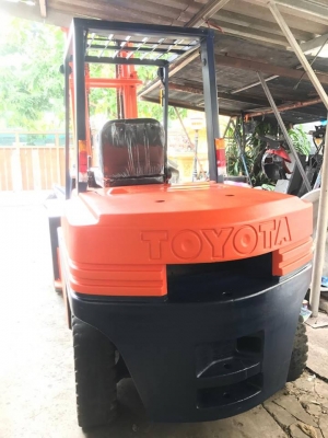 toyota รุ่น 5 ยกได้ 4.5 ตัน toyota รุ่น 5 ยกได้ 4.5 ตัน