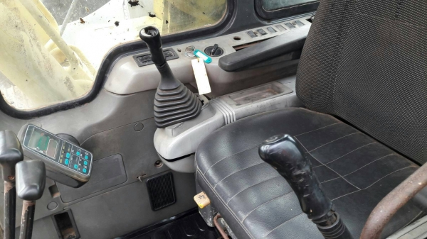 ขายรถแบคโฮ KOMATSU PC 200-6 เอวแน่นโซ่หนาไฟฟ้าเต็มเอกสารทะเบียน