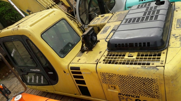 ขายรถแบคโฮ KOMATSU PC 200-6 เอวแน่นโซ่หนาไฟฟ้าเต็มเอกสารทะเบียน