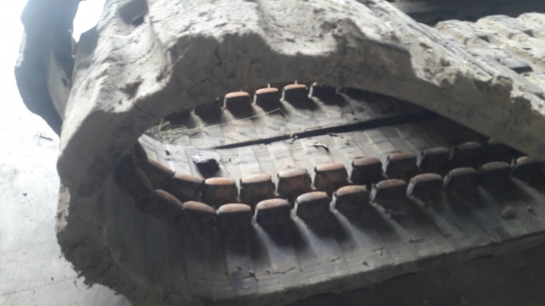 ขายแทรคยาง KOMATSU PC38 คู่ล่ะ 16,000 บาท ขายแทรคยาง KOMATSU PC38 คู่ล่ะ 16,000 บาท