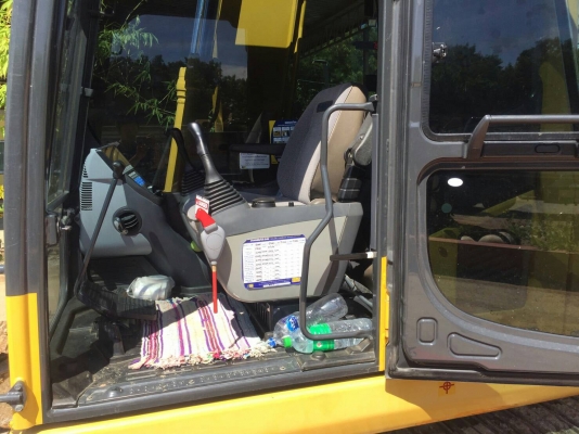 ขออณุญาติขายรถ  PC130-8 เอกสารพร้อม ชั่วโมง 4600กว่าพร้อมใช้งานราคา 1800000  สนใจติดต่อ 0853224877-0988930465