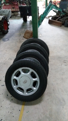 ขายล็กแม็ก พร้อมยางขายเป็นคู่คู่ละ 1500 บาท