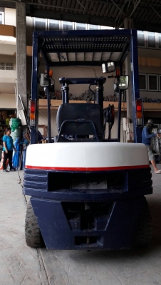 ขายโฟล์คลิฟท์ komatsu ขนาด1.5ตัน เครื่องดีเซล เสา3ม. งาสไลด์ซ้าย ขวา เกียร์ธรรมดา ยางตัน