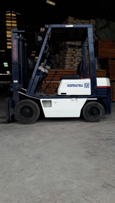 ขายโฟล์คลิฟท์ komatsu ขนาด1.5ตัน เครื่องดีเซล เสา3ม. งาสไลด์ซ้าย ขวา เกียร์ธรรมดา ยางตัน