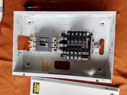 ตู้โหลดไฟฟ้า 3 เฟส SQUARE D ตู้โหลดไฟฟ้า 3 เฟส SQUARE D