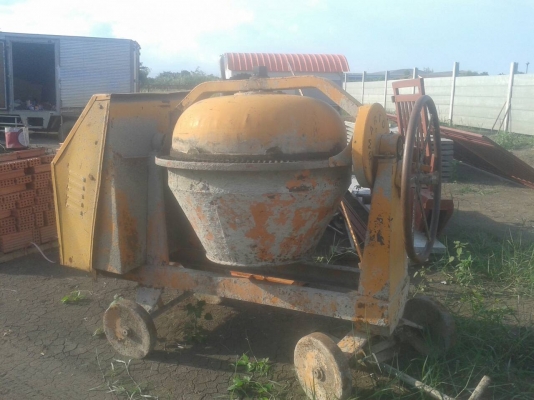 ขายโม่ปูน Maton สภาพดี พร้อมใช้งาน ราคา 10,000.- บาท ราคาไม่รวมมอร์เตอร์