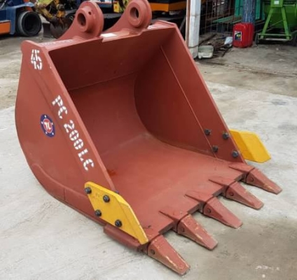 ขายด่วนบุ้งกี๋ใหญ่ใส่รถแบคโฮ SK200 PC200 นอกนำเข้าของใหม่มีใบอินวอย รุ้สะลัก80มิลหูกว้าง33ซ.ม บุ้งกี๋กว้างใน110ซ.ม.กว้างนอก115ซ.ม.ความสูง115ซ.มท้องหลึก122ซ.ม.หล็กหนาล่าง4ซ.ม