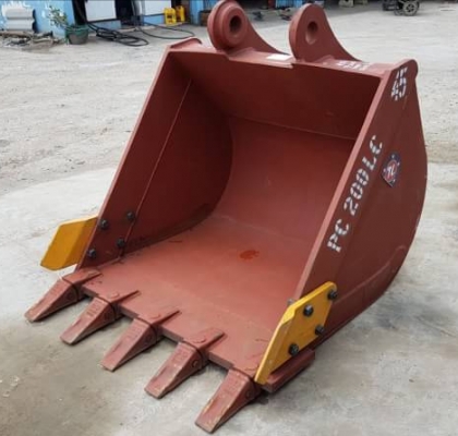 ขายด่วนบุ้งกี๋ใหญ่ใส่รถแบคโฮ SK200 PC200 นอกนำเข้าของใหม่มีใบอินวอย รุ้สะลัก80มิลหูกว้าง33ซ.ม บุ้งกี๋กว้างใน110ซ.ม.กว้างนอก115ซ.ม.ความสูง115ซ.มท้องหลึก122ซ.ม.หล็กหนาล่าง4ซ.ม