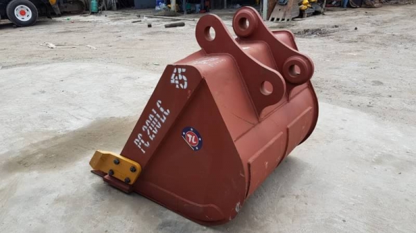 ขายด่วนบุ้งกี๋ใหญ่ใส่รถแบคโฮ SK200 PC200 นอกนำเข้าของใหม่มีใบอินวอย รุ้สะลัก80มิลหูกว้าง33ซ.ม บุ้งกี๋กว้างใน110ซ.ม.กว้างนอก115ซ.ม.ความสูง115ซ.มท้องหลึก122ซ.ม.หล็กหนาล่าง4ซ.ม