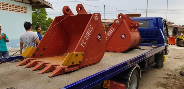 ขายด่วนบุ้งกี๋ใหญ่ใส่รถแบคโฮ SK200 PC200 นอกนำเข้าของใหม่มีใบอินวอย รุ้สะลัก80มิลหูกว้าง33ซ.ม บุ้งกี๋กว้างใน110ซ.ม.กว้างนอก115ซ.ม.ความสูง115ซ.มท้องหลึก122ซ.ม.หล็กหนาล่าง4ซ.ม