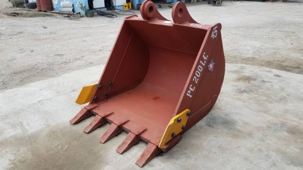 ขายด่วนบุ้งกี๋ใหญ่ใส่รถแบคโฮ SK200 PC200 นอกนำเข้าของใหม่มีใบอินวอย รุ้สะลัก80มิลหูกว้าง33ซ.ม บุ้งกี๋กว้างใน110ซ.ม.กว้างนอก115ซ.ม.ความสูง115ซ.มท้องหลึก122ซ.ม.หล็กหนาล่าง4ซ.ม