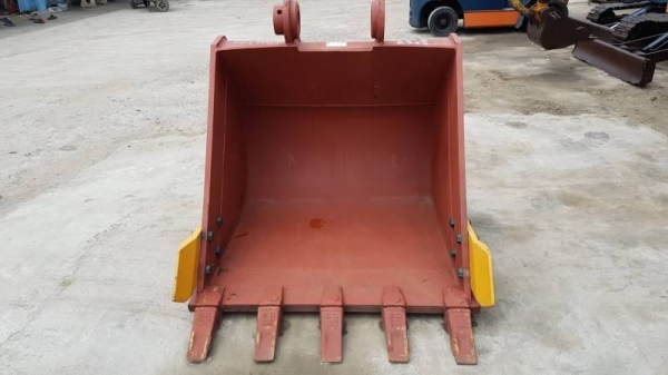 ขายด่วนบุ้งกี๋ใหญ่ใส่รถแบคโฮ SK200 PC200 นอกนำเข้าของใหม่มีใบอินวอย รุ้สะลัก80มิลหูกว้าง33ซ.ม บุ้งกี๋กว้างใน110ซ.ม.กว้างนอก115ซ.ม.ความสูง115ซ.มท้องหลึก122ซ.ม.หล็กหนาล่าง4ซ.ม