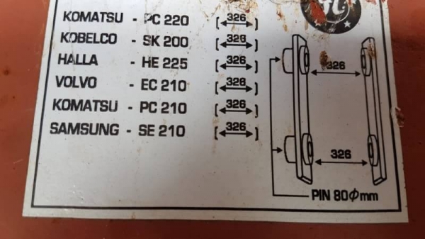 ขายด่วนบุ้งกี๋ใหญ่ใส่รถแบคโฮ SK200 PC200 นอกนำเข้าของใหม่มีใบอินวอย รุ้สะลัก80มิลหูกว้าง33ซ.ม บุ้งกี๋กว้างใน110ซ.ม.กว้างนอก115ซ.ม.ความสูง115ซ.มท้องหลึก122ซ.ม.หล็กหนาล่าง4ซ.ม