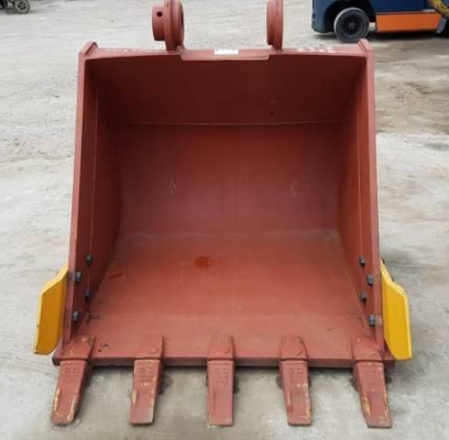 ขายด่วนบุ้งกี๋ใหญ่ใส่รถแบคโฮ SK200 PC200 นอกนำเข้าของใหม่มีใบอินวอย รุ้สะลัก80มิลหูกว้าง33ซ.ม บุ้งกี๋กว้างใน110ซ.ม.กว้างนอก115ซ.ม.ความสูง115ซ.มท้องหลึก122ซ.ม.หล็กหนาล่าง4ซ.ม