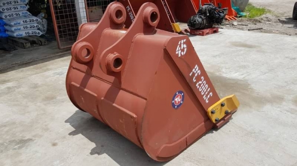 ขายด่วนบุ้งกี๋ใหญ่ใส่รถแบคโฮ SK200 PC200 นอกนำเข้าของใหม่มีใบอินวอย รุ้สะลัก80มิลหูกว้าง33ซ.ม บุ้งกี๋กว้างใน110ซ.ม.กว้างนอก115ซ.ม.ความสูง115ซ.มท้องหลึก122ซ.ม.หล็กหนาล่าง4ซ.ม