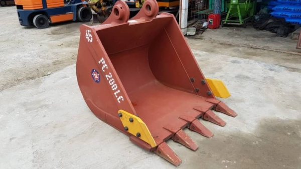 ขายด่วนบุ้งกี๋ใหญ่ใส่รถแบคโฮ SK200 PC200 นอกนำเข้าของใหม่มีใบอินวอย รุ้สะลัก80มิลหูกว้าง33ซ.ม บุ้งกี๋กว้างใน110ซ.ม.กว้างนอก115ซ.ม.ความสูง115ซ.มท้องหลึก122ซ.ม.หล็กหนาล่าง4ซ.ม