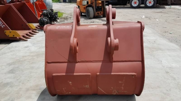 ขายด่วนบุ้งกี๋ใหญ่ใส่รถแบคโฮ SK200 PC200 นอกนำเข้าของใหม่มีใบอินวอย รุ้สะลัก80มิลหูกว้าง33ซ.ม บุ้งกี๋กว้างใน110ซ.ม.กว้างนอก115ซ.ม.ความสูง115ซ.มท้องหลึก122ซ.ม.หล็กหนาล่าง4ซ.ม