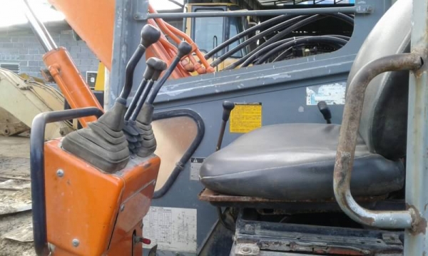 ขายด่วน HITASHI EX30UR สภาพสวยพร้อมใช้งาน ระบบดีเยี่ยม รถพร้อมใช้งานครับ เอกสารสัญญาซื้อขาย สนใจโทรสอบถาม 093-0764943  088-3223272   Kตั้ม