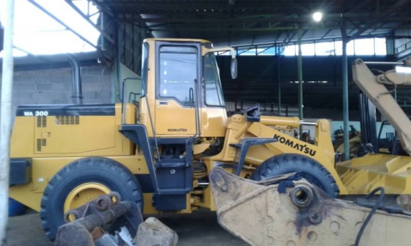 ขายด่วน รถตัก KOMATSU WA300-3 สภาพสวยพร้อมใช้งาน เครื่องปั้มดีเยี่ยม ระบบดีพร้อมใช้งาน เอวแน่น บู๊ชแน่นใหม่ทุกจุด พร้อมลุยงาน สนใจโทรสอบถาม 093-0764943  088-3223272