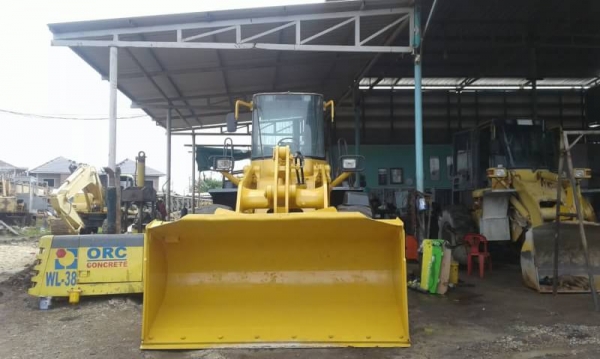 ขายด่วน รถตัก KOMATSU WA300-3 สภาพสวยพร้อมใช้งาน เครื่องปั้มดีเยี่ยม ระบบดีพร้อมใช้งาน เอวแน่น บู๊ชแน่นใหม่ทุกจุด พร้อมลุยงาน สนใจโทรสอบถาม 093-0764943  088-3223272