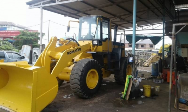 ขายด่วน รถตัก KOMATSU WA300-3 สภาพสวยพร้อมใช้งาน เครื่องปั้มดีเยี่ยม ระบบดีพร้อมใช้งาน เอวแน่น บู๊ชแน่นใหม่ทุกจุด พร้อมลุยงาน สนใจโทรสอบถาม 093-0764943  088-3223272
