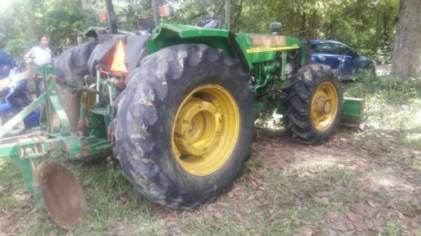 ขายรถไถ จอหน์เดียร์ 5615สองเพลา เครื่องเกียร์ดี ยางพร้อมใช้งาน เอกสารเล่มทะเบียน สนใจโทรสอบถาม 093-0764943  088-3223272  K ตั้ม